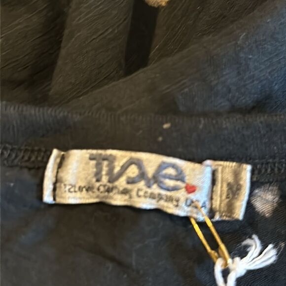 T2Love Women’s Black with Bleach Splatter Curved Bottom Hem T-Shirt - Picture 7 of 7